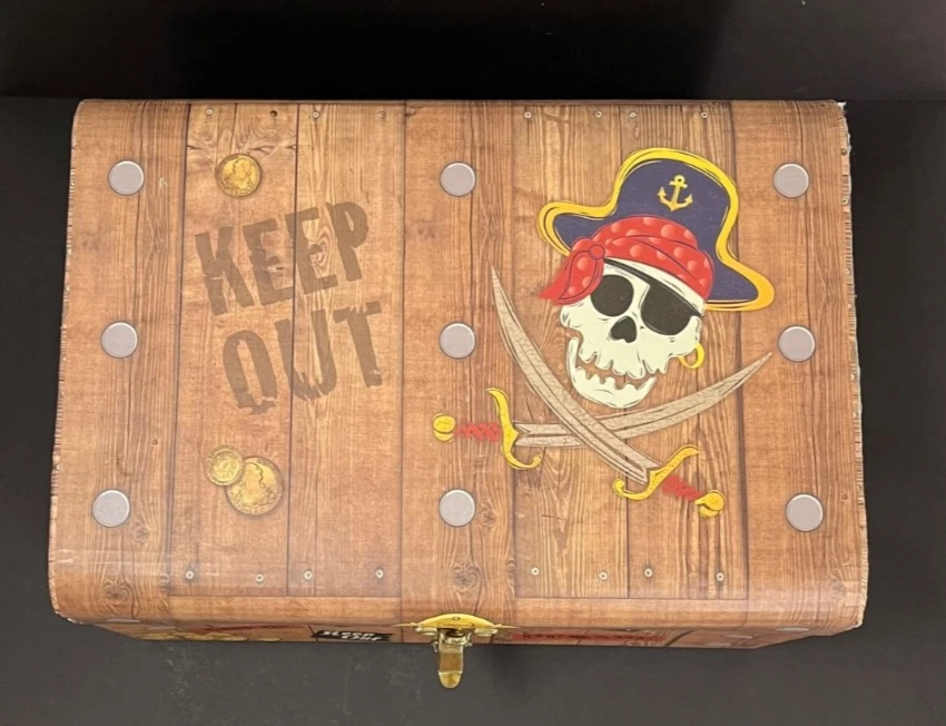 Unidad de almacenamiento de caja de juguetes estilo infantil pirata cartón Juvi Treasure Cofre Foto 3 de 4