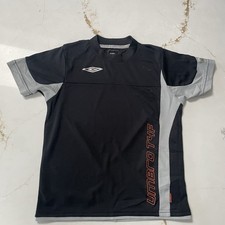 Umbro T4F T-Shirt Kinder Medium 10-11 Jahre Sportbekleidung schwarz Schule Fu&szlig;ball lesen