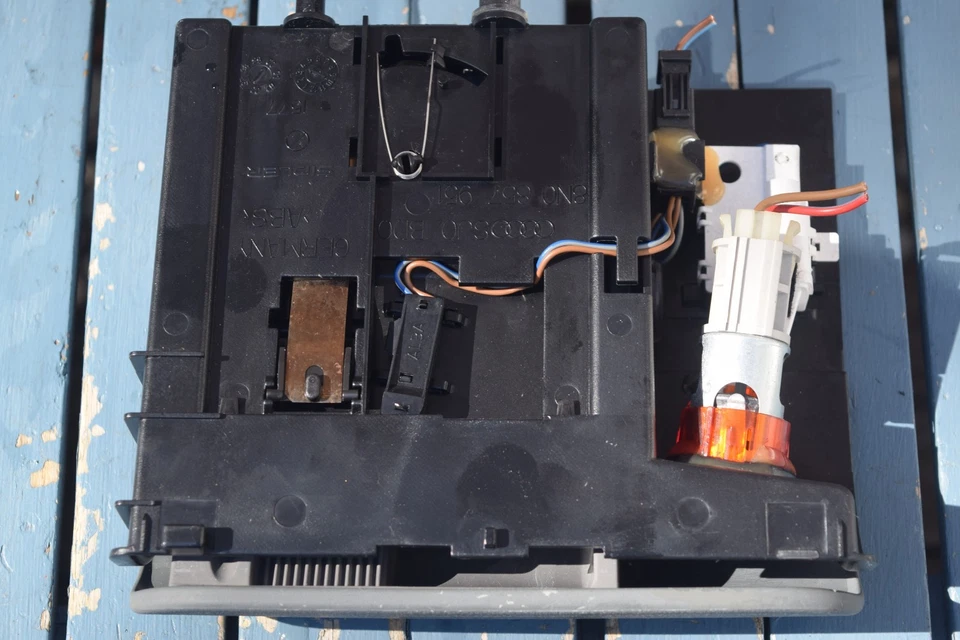 Cinzeiro central cinza Audi TT MK1 FABRICANTE DE EQUIPAMENTO ORIGINAL 2000 2001 2002 2003 2004 2005 2006 - Imagem 2 de 4