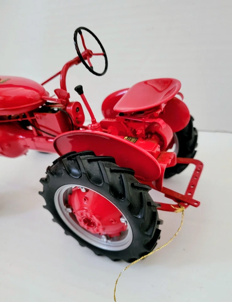 Franklin Mint Precision Models 1946 Farmall A Farm Tractor 1:12 *Missing Muffler - Image 4 of 4