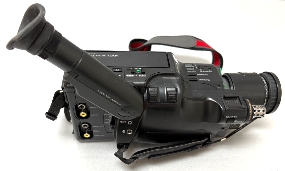 Vintage SONY Video 8 Handycam/Recorder CCD-570 w/ 3 batteries, Bag