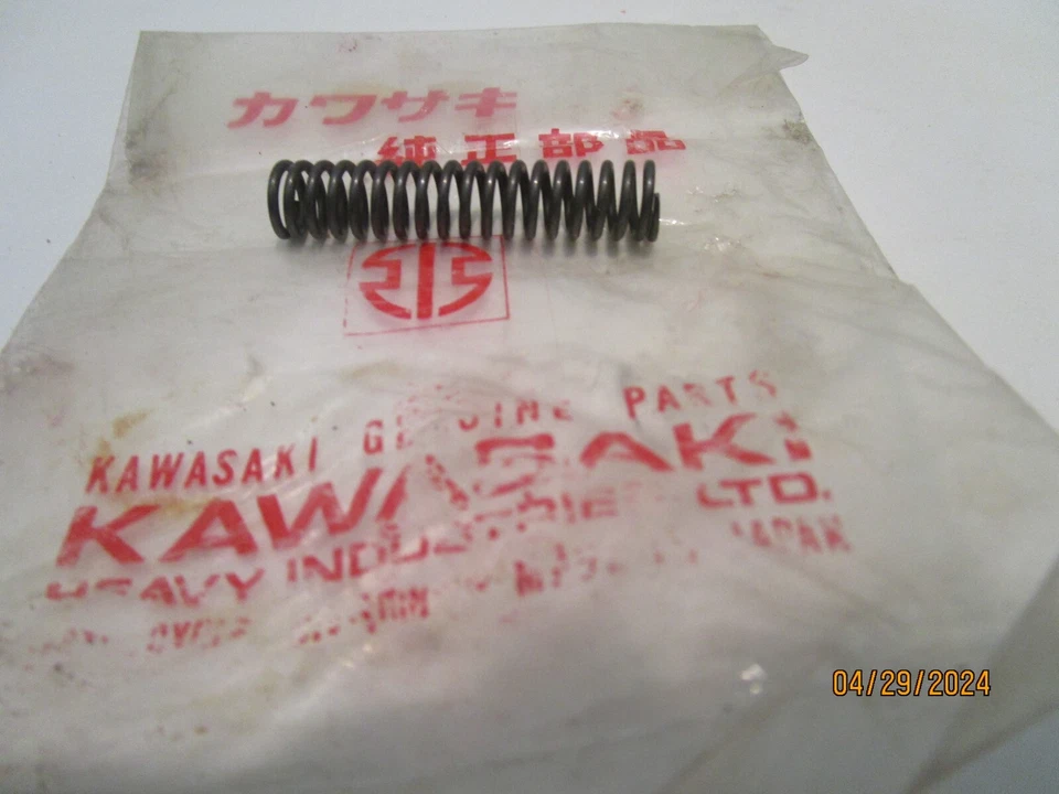 Новая из старых запасов пружина натяжителя Kawasaki KZ550 ZX500 ZL600 ZX600 PN:92081-1302 - Изображение 4 из 4