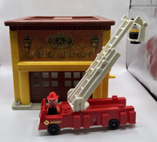 Vintage Fisher Price Play Family Fire Station playset 928 1980 Little People
