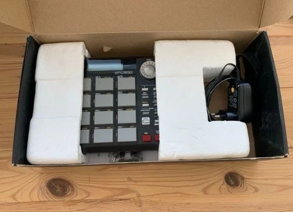 Akai MPC 500 mit 128 RAM Upgrade und 2 GB Speicherkarte - Deutsche Anleitung Top - Bild 3 von 4