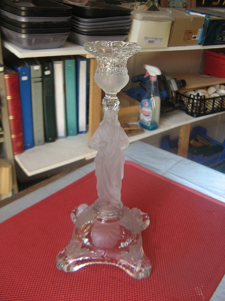 "622.2" GRAND BOUGEOIR EN VERRE DECOR DE VIERGE ET 4 ANGES AUX PIEDS - Photo 1/4