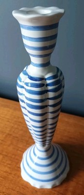 Handbemalter blau & weiß gestreifter Keramik Jinshi Kerzenständer - Designers Guild