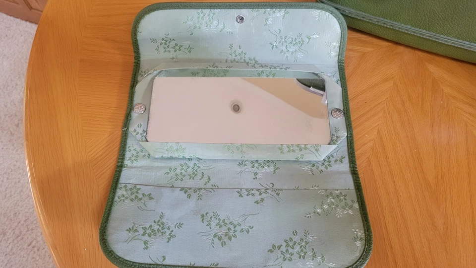 Estuche Tren Tiara American Tourister Verde Aguacate y Espejo y Bandeja de Maquillaje Foto 3 de 4