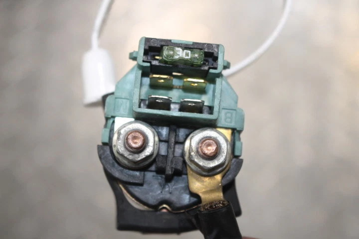 Suzuki GZ250 2000 relé de arranque del motor interruptor del motor de arranque Foto 4 de 4