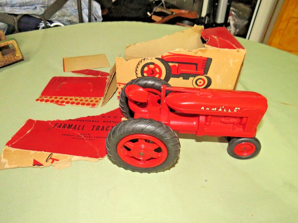 1950 ERA PRODUCT MINIATURA CO PLÁSTICO McCORMICK FARMALL JUGUETE GRANJA TRACTOR Y CAJA Foto 3 de 4