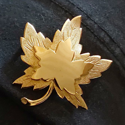 Monet Signed Gold Tone Leaf Brooch Pin, Flowers & Plants Theme