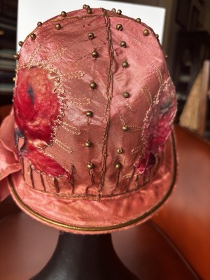 1920s Vintage Flapper Hat Peach Satin & Velvet Beaded Helmet  display picture 2
