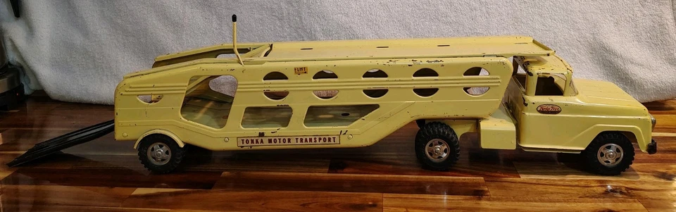 VTG 1959 Tonka Car Carrier w/ ramp-Light yellow and approx. 28" w/o ramp. - Image 2 of 4