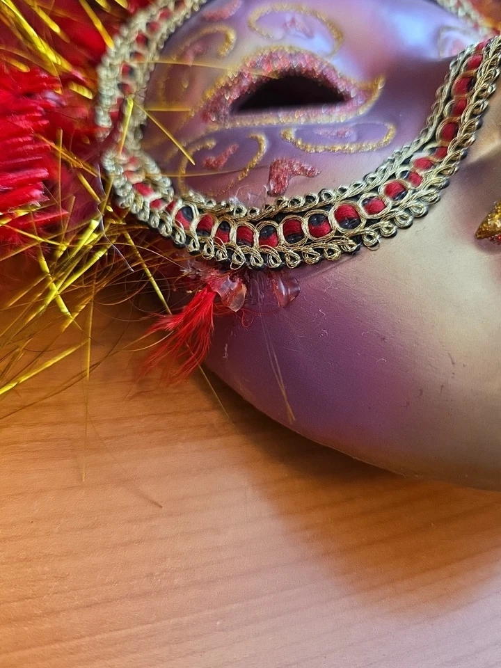 Venetian Feathered Gold Ceramic Mask with Red Feathers and Glitter M5155 6/S - Image 4 of 4