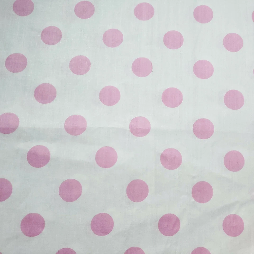 РОЗОВЫЙ ГОРОШЕК НА БЕЛОЙ ПОЛИКОТТОННОЙ ТКАНИ ОДИН ДЮЙМ ТОЧКА 58» НА ДВОРЕ  - Изображение 4 из 4
