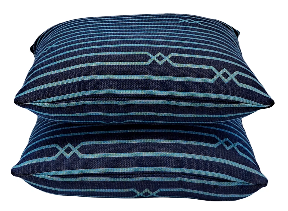 Funda de almohada para exteriores Sunbrella Kitri Reef 17x17 azul marino Foto 3 de 4