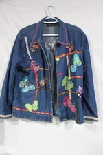 Lifestyle Woman Vintage Denim Jacke Small Applique Butterflies Button Up Blue
