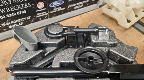 FORD KUGA TF 2014 MODEL JACK KIT IN CASE - Picture 3 of 4