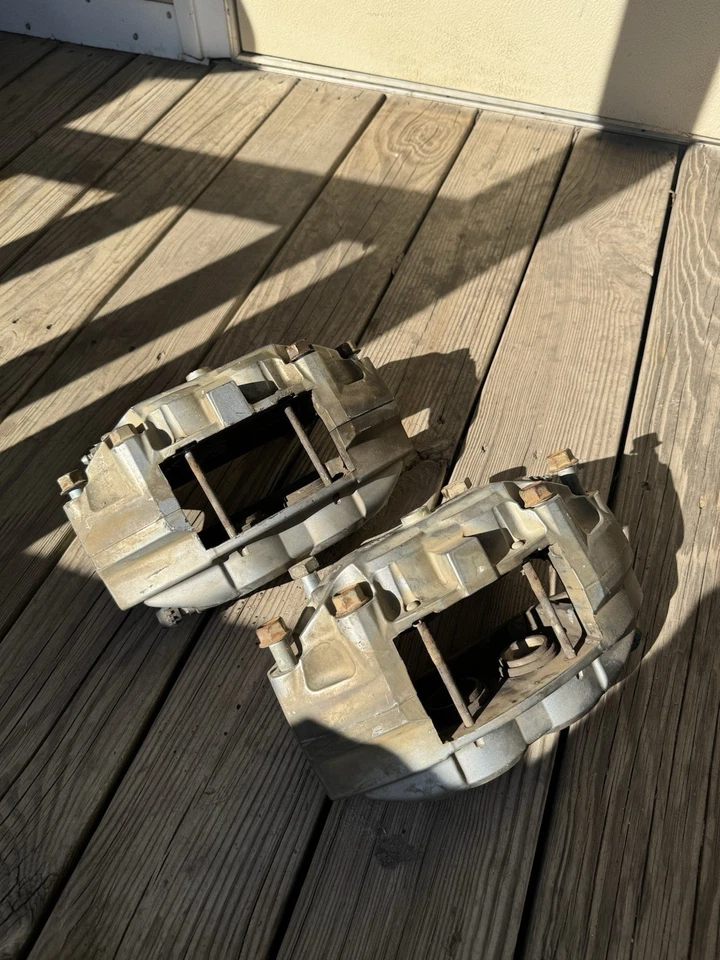 07-20 Infiniti Nissan G37 350Z 370Z Akebono Brake Calipers Set OEM - Image 4 of 4