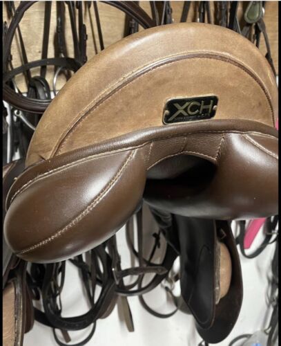 Field House XCH Saddle In Brown 17.5 Inch Seat Medium Width Yellow Head Plate - Picture 2 of 7