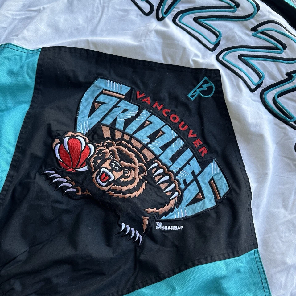 Jugador profesional de los Vancouver Grizzlies de colección de los 90 por Daniel Young Crazy Back Hit mediano Foto 3 de 4