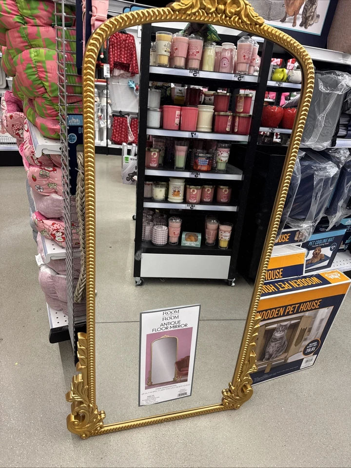 Espejo de piso dorado ornamentado Foto 2 de 4