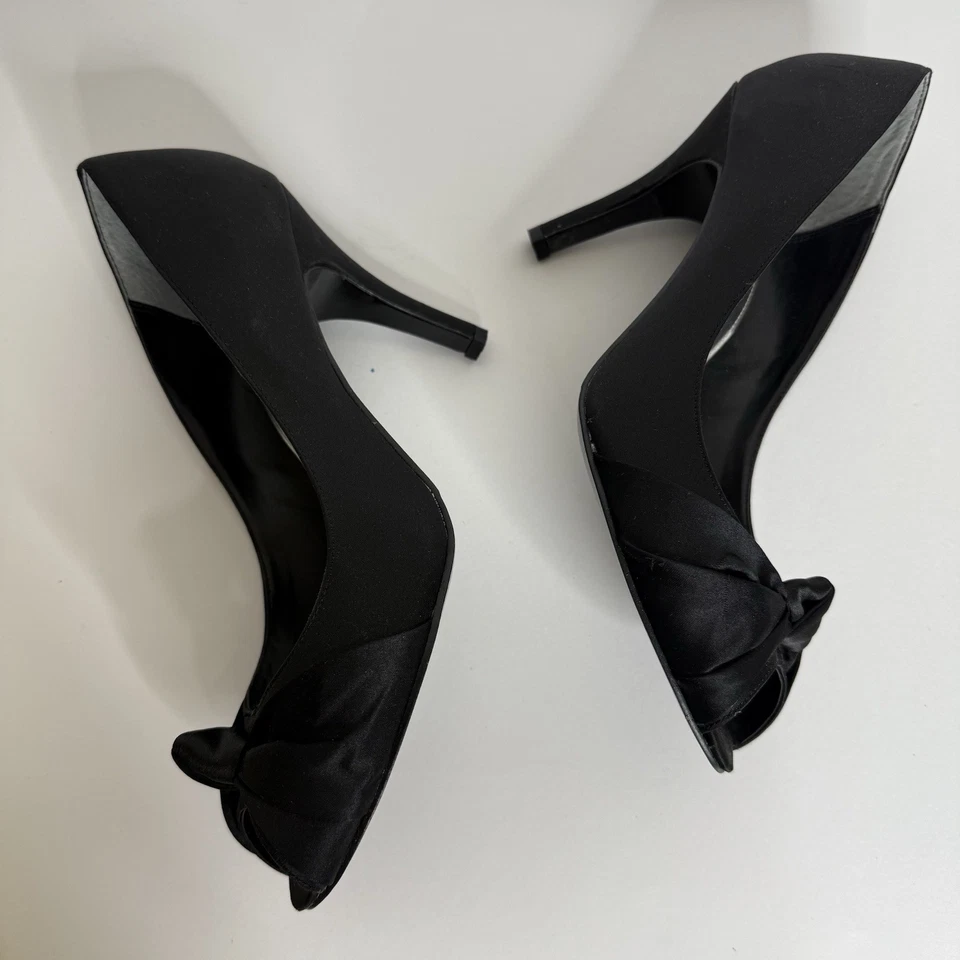 Zapatos de vestir Monet para mujer negros satinados punta abierta moño aguja talla 9 M Foto 4 de 4