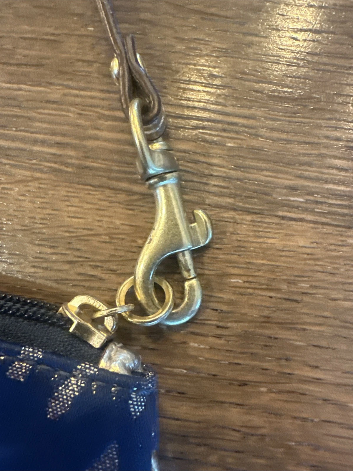 Coach Wristlet donna New York scritta blu navy con cuore oro e bordo in pelle oro