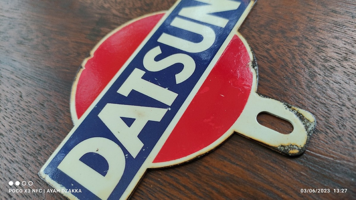 VINTAGE DATSUN OLD LOGO PLATE TOPPER Not PORCELAIN SIGN CAR PLACCA