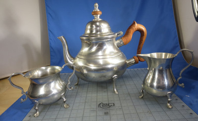 Stieff Pewter Williamsburg Restoration Wood Handle Teapot Creamer Sugar Set VTG