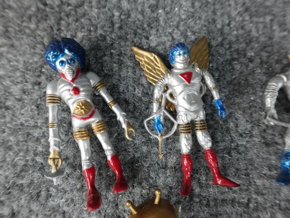 Lote de 6 Figuras Extraterrestres Robot Espacial De Colección Años 70 Estilo Retro Ciencia Ficción Mini Juguetes Foto 2 de 4