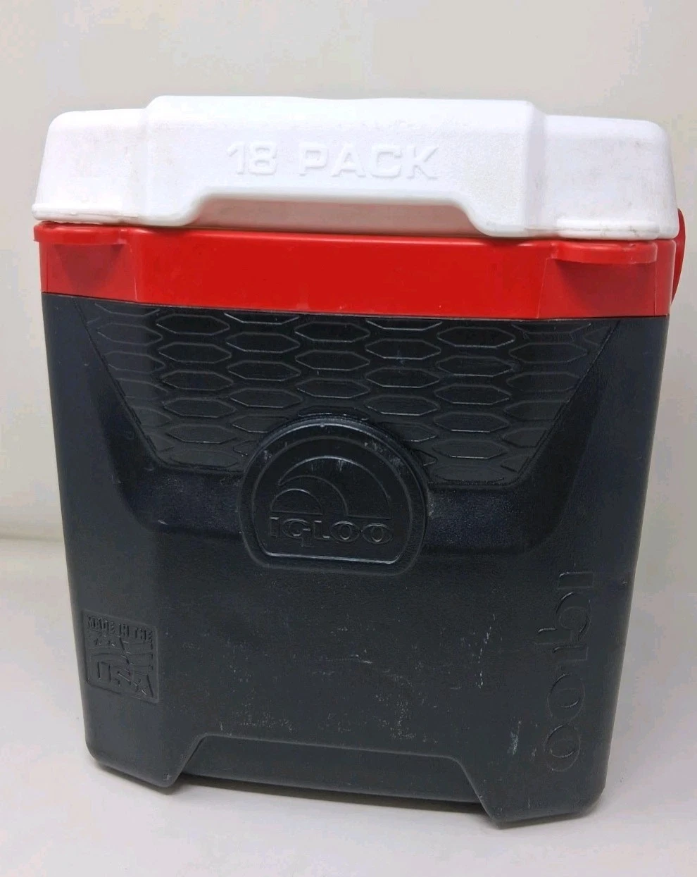 Igloo Quantum 12 cooler 18 Pack capacity Lockable USA. 12 Quart Red White Black