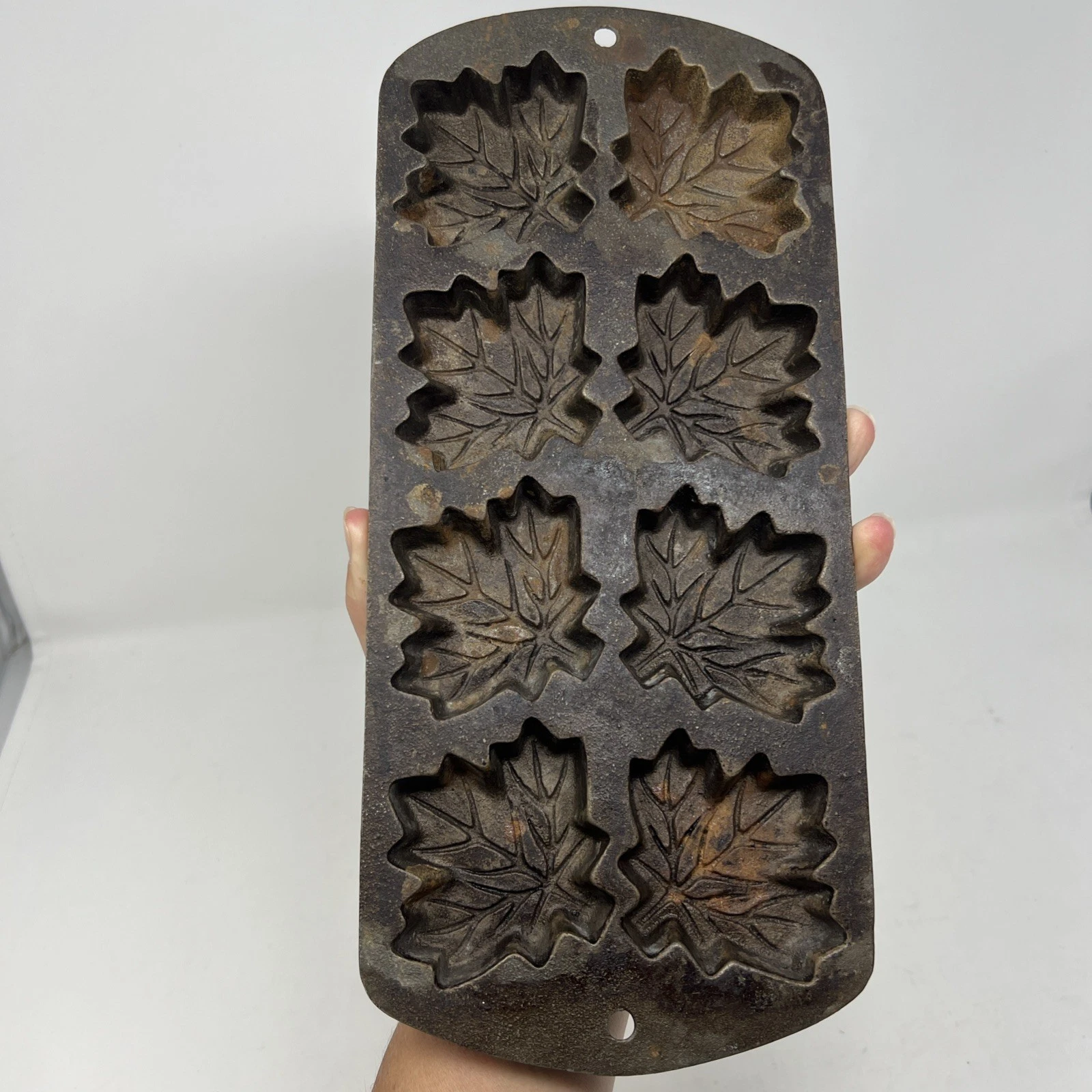 Vintage 8MLP2 LODGE Maple Leaf Cast Iron Muffin Gem Cookie Pan 12.5" x 5.5"