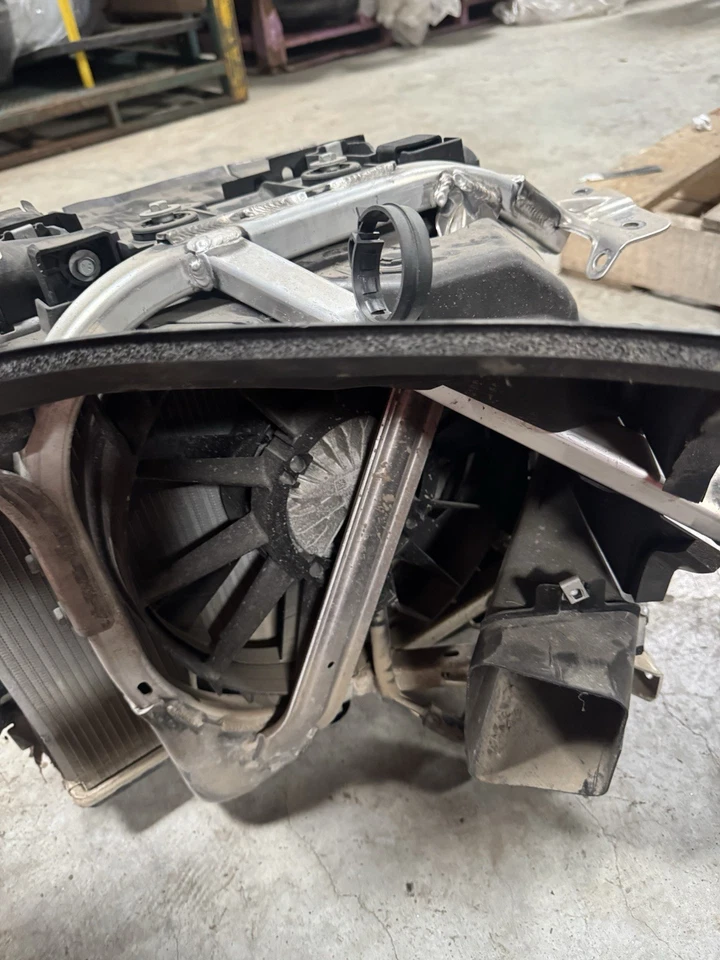 Chevrolet Corvette LH 2020-2025 lado del conductor radiador exterior completo ASM con Z51 OEM Foto 3 de 4