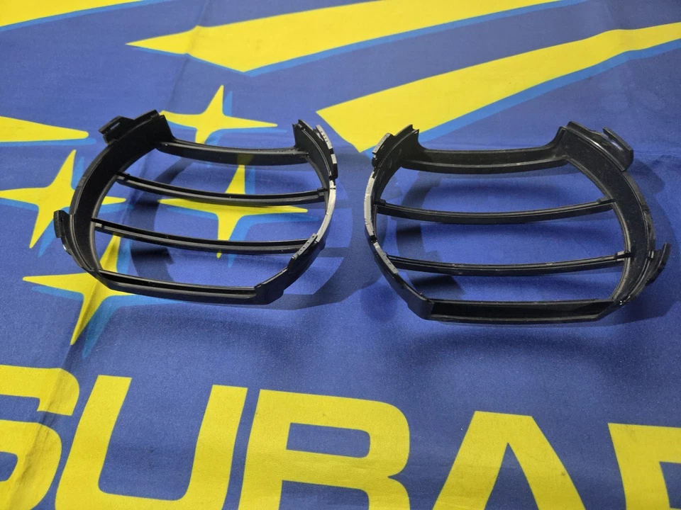 2000-2004 Subaru Outback OEM luz antiniebla rejillas biseles moldura izquierda y derecha Foto 3 de 4