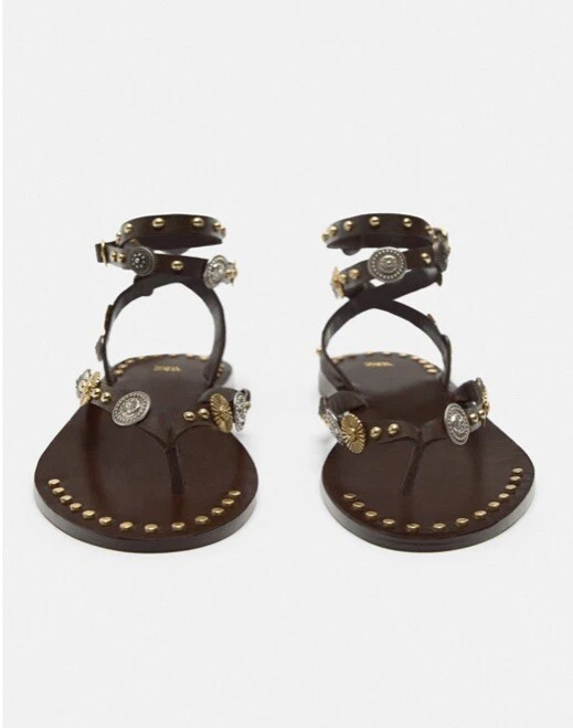 $89. Sandalias planas adornadas en cuero marrón Zara.  Nuevo con etiquetas. Talla US 6/EU 36. Foto 2 de 4