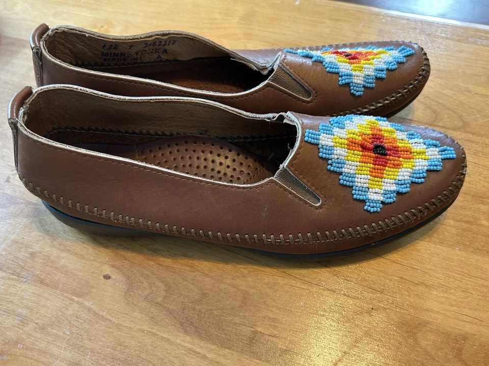 Minnetonka Southwest Aztec Beaded Leather Loafers RARE Size 9 Stitched Made USA - Image 4 of 4