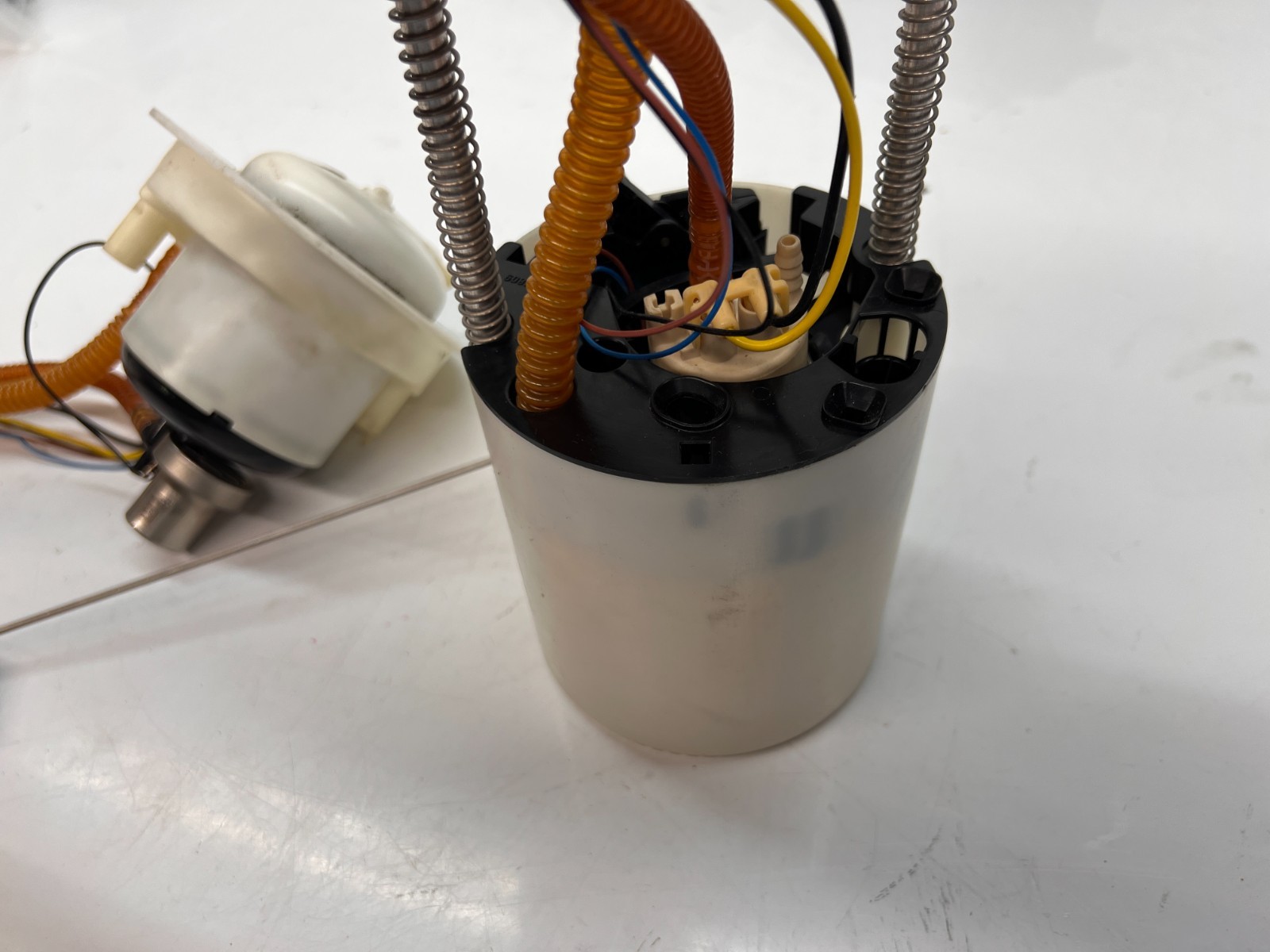 LAMBORGHINI AVENTADOR DRIVER LEFT LH GAS FUEL TANK PUMP SENDER OEM 470906091C