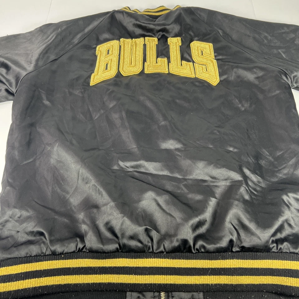 Jaqueta bombardeiro NBA UNK Chicago Bulls preta com cetim dourado tamanho grande feminina - Imagem 2 de 4