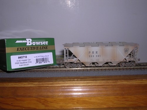 BOWSER #40718 PRR "Keystone" "Gris" H-30 3 bahías Cov.Hopper Car #255281 Weath.1/87 | Zustand: New