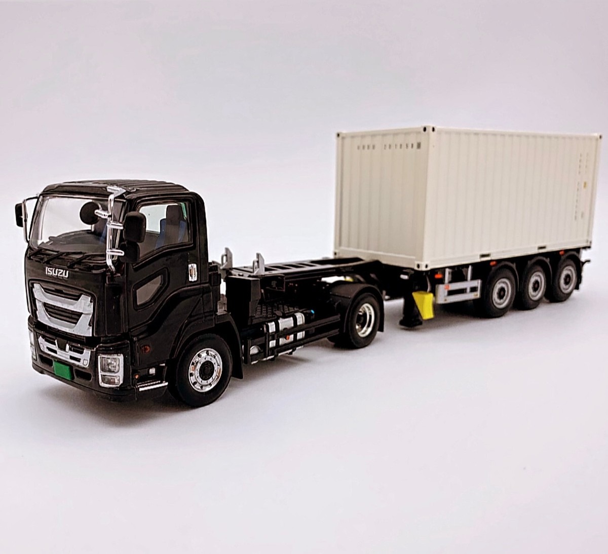 Isuzu Giga short cab 4x2 skeletal trailer +20ft container
