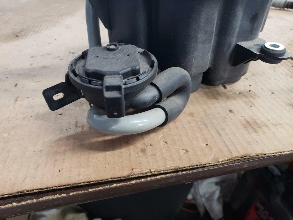 15 16 17 18 19 20 21 22 PORSCHE MACAN bote de evaporación ID# 8K0201801C Foto 2 de 4