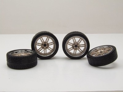 Reifen und Felgen 7-Spoke Custom (4 Reifen mit Felgen) für 1:18 Modelle GMP