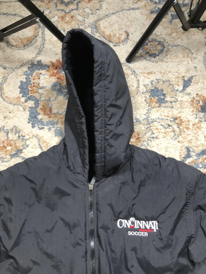 Cincinnati Bearcats Jacket Mens Medium Black NCAA Soccer Nike Hooded Puffer - Image 2 of 4