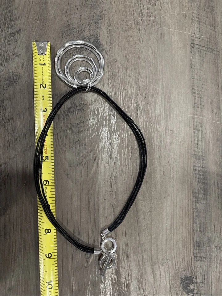 Colar preto com pingentes circulares em tom de prata Anne Klein multi vertentes #213 - Imagem 2 de 4