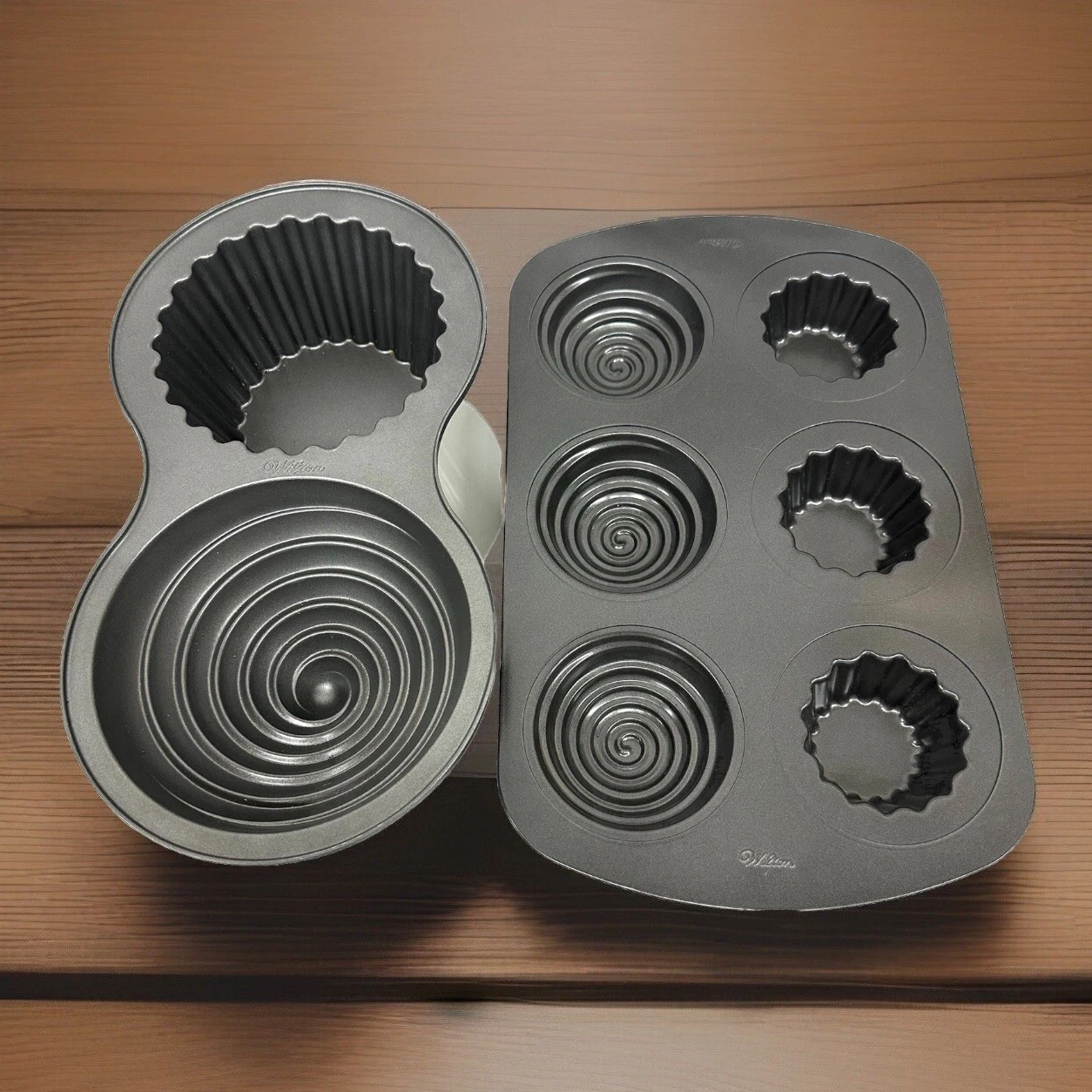 Set of 2 Pcs Wilton Giant Jumbo Giant Cupcake Muffin Cinnamon Roll Pan 6/2Wells