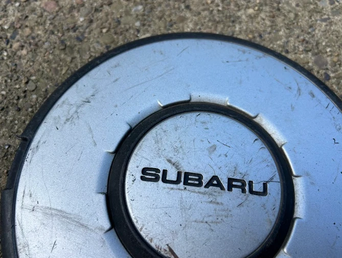 Tapa central de rueda Subaru XT 1986-1989, una tapa central, plástico gris Foto 4 de 4