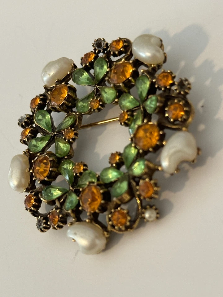 Hermoso broche redondo verde claro y naranja con detalles de perlas Foto 2 de 3