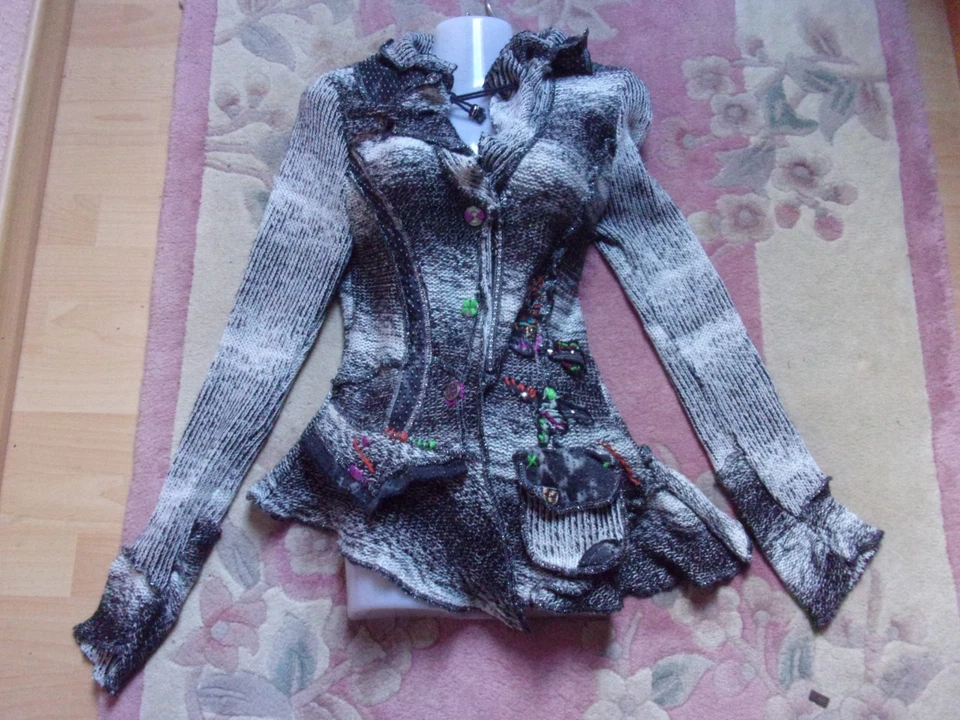 JuJu & Christine Zipfel Volant Jacke Strickjacke Stickerei Rüschen Glitzer S - Bild 2 von 4