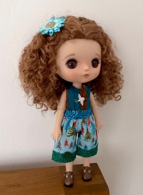 NEU OUTFIT - BLAUES TOP/LANGE SHORTS/BLUMENHAARGLEITER FÜR DOLLY MORI RUBINROTE PUPPE PUPPE