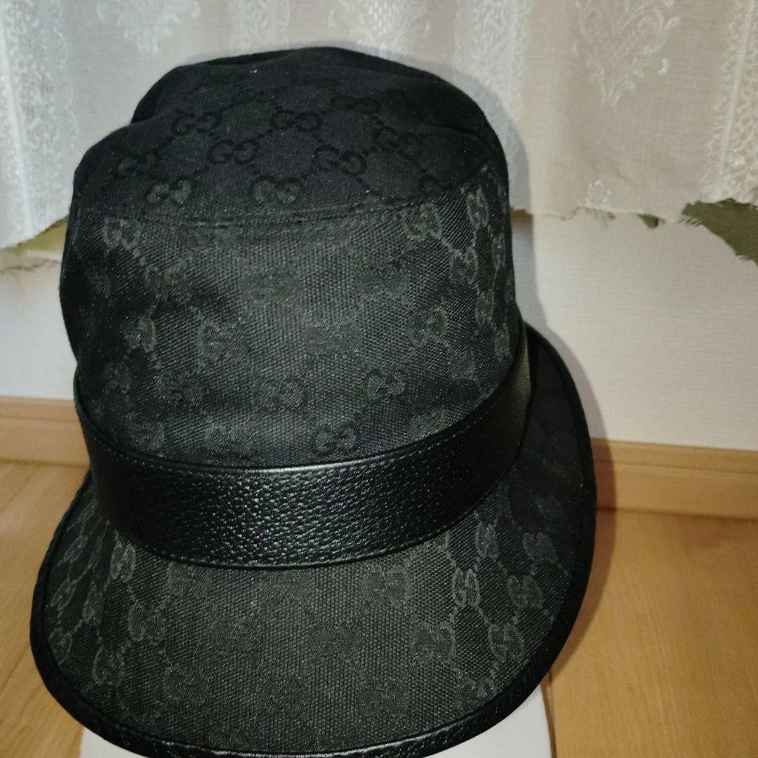 Chapeau seau Gucci noir motif GG avec sangle en cuir   Unique en son genre